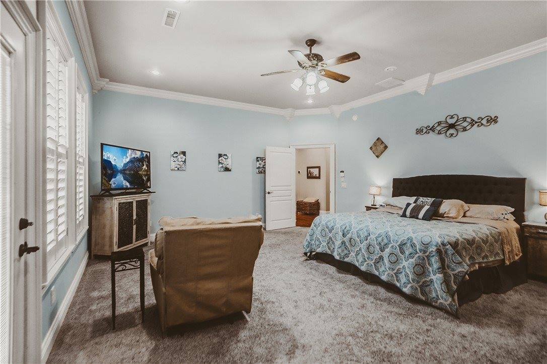 11136 West Stonebriar Drive, Bentonville, AR 72712