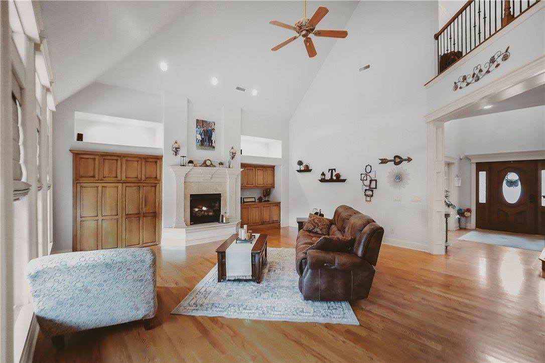 11136 West Stonebriar Drive, Bentonville, AR 72712