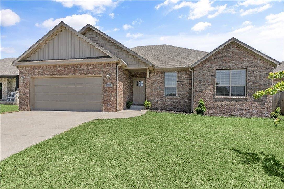 1610 North Skyline Loop, Centerton, AR 72719