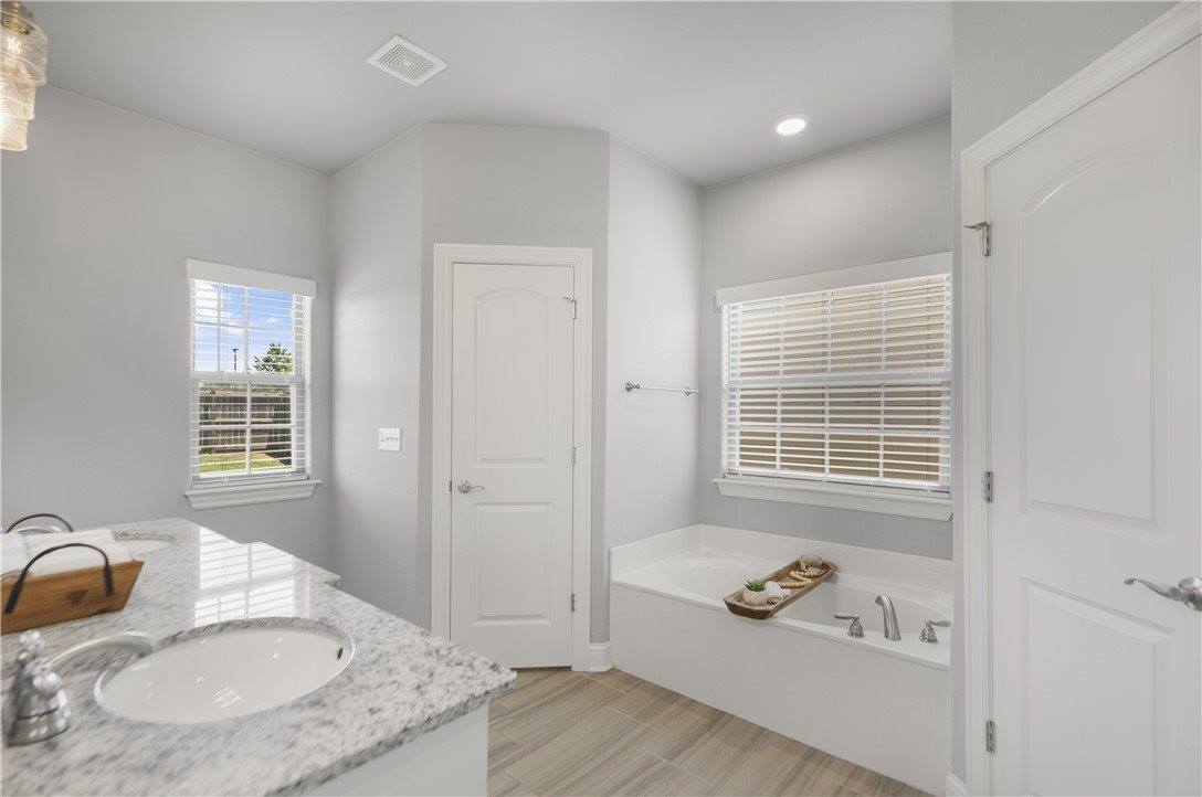 1610 North Skyline Loop, Centerton, AR 72719