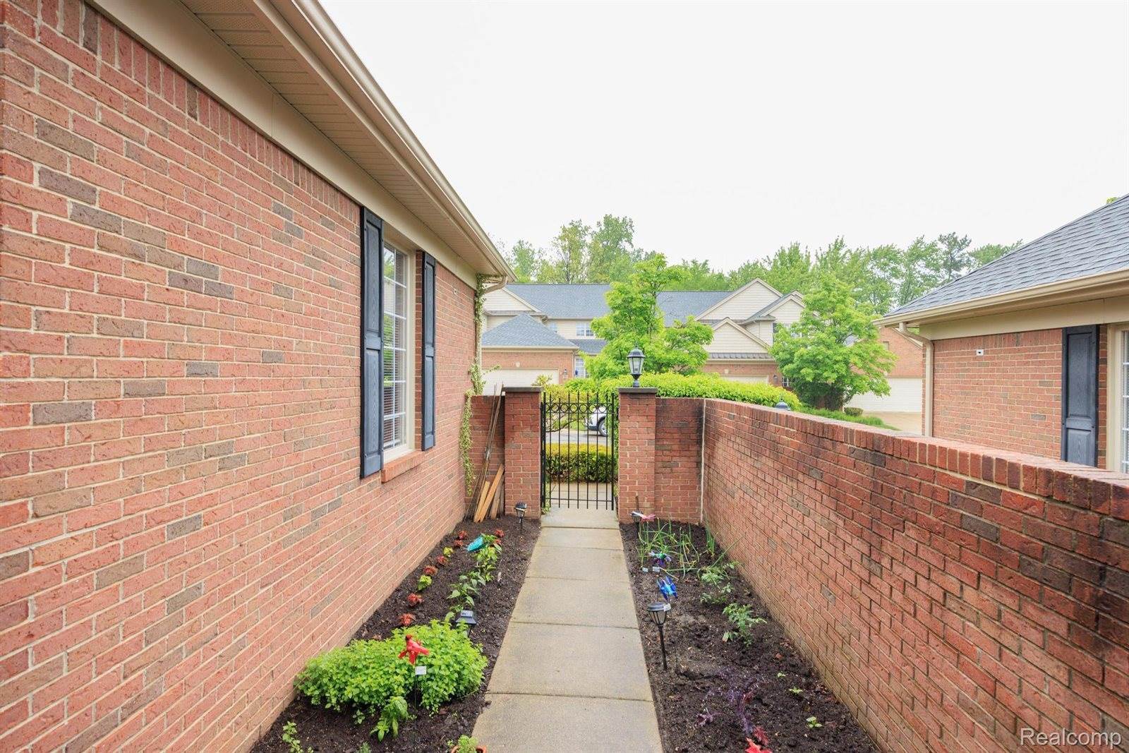 215 Harrington Drive, TroyCity_Oakland, MI 48098