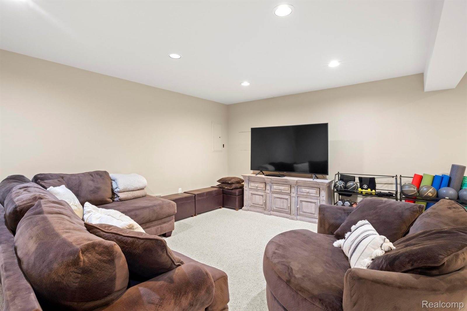 215 Harrington Drive, TroyCity_Oakland, MI 48098