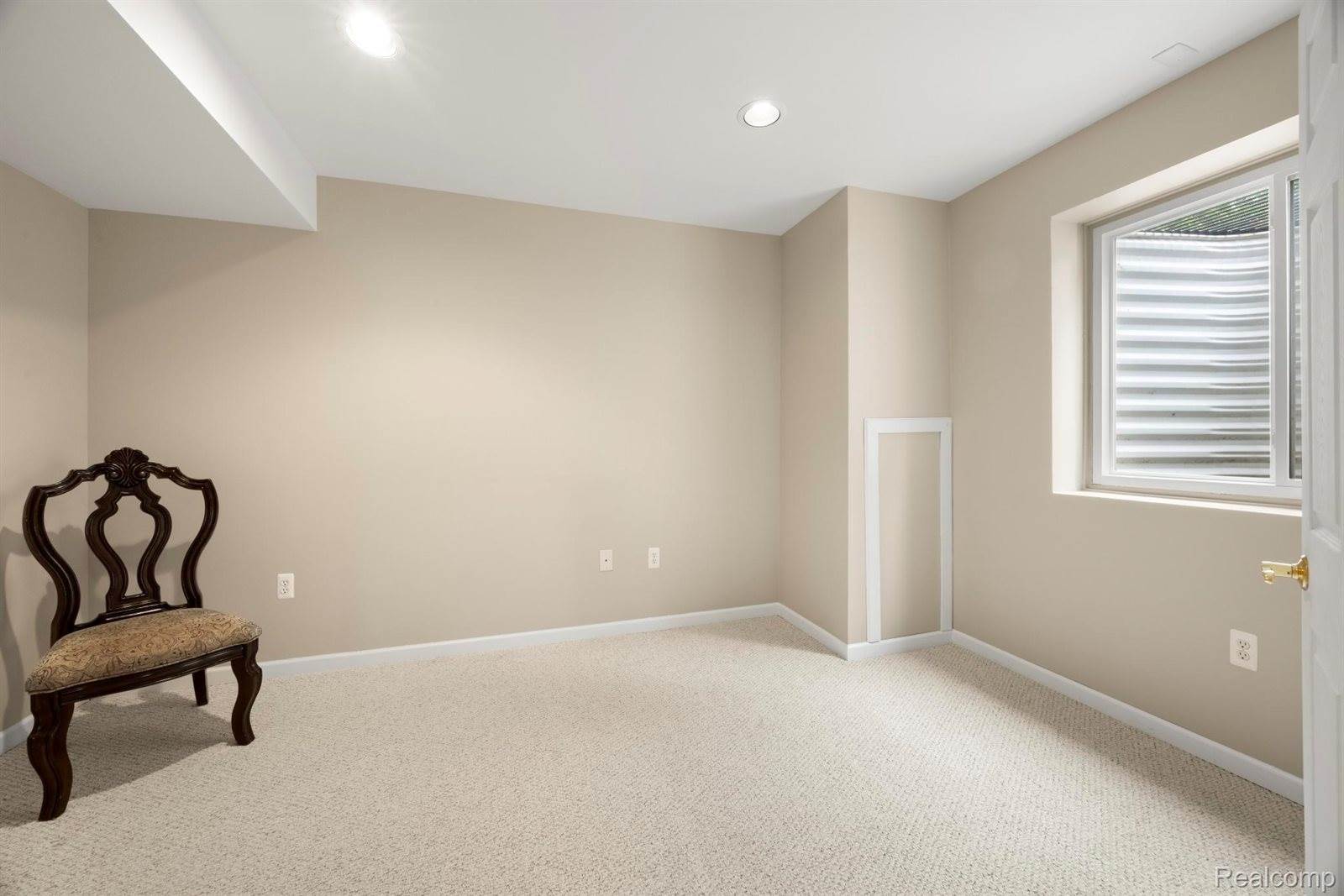 215 Harrington Drive, TroyCity_Oakland, MI 48098