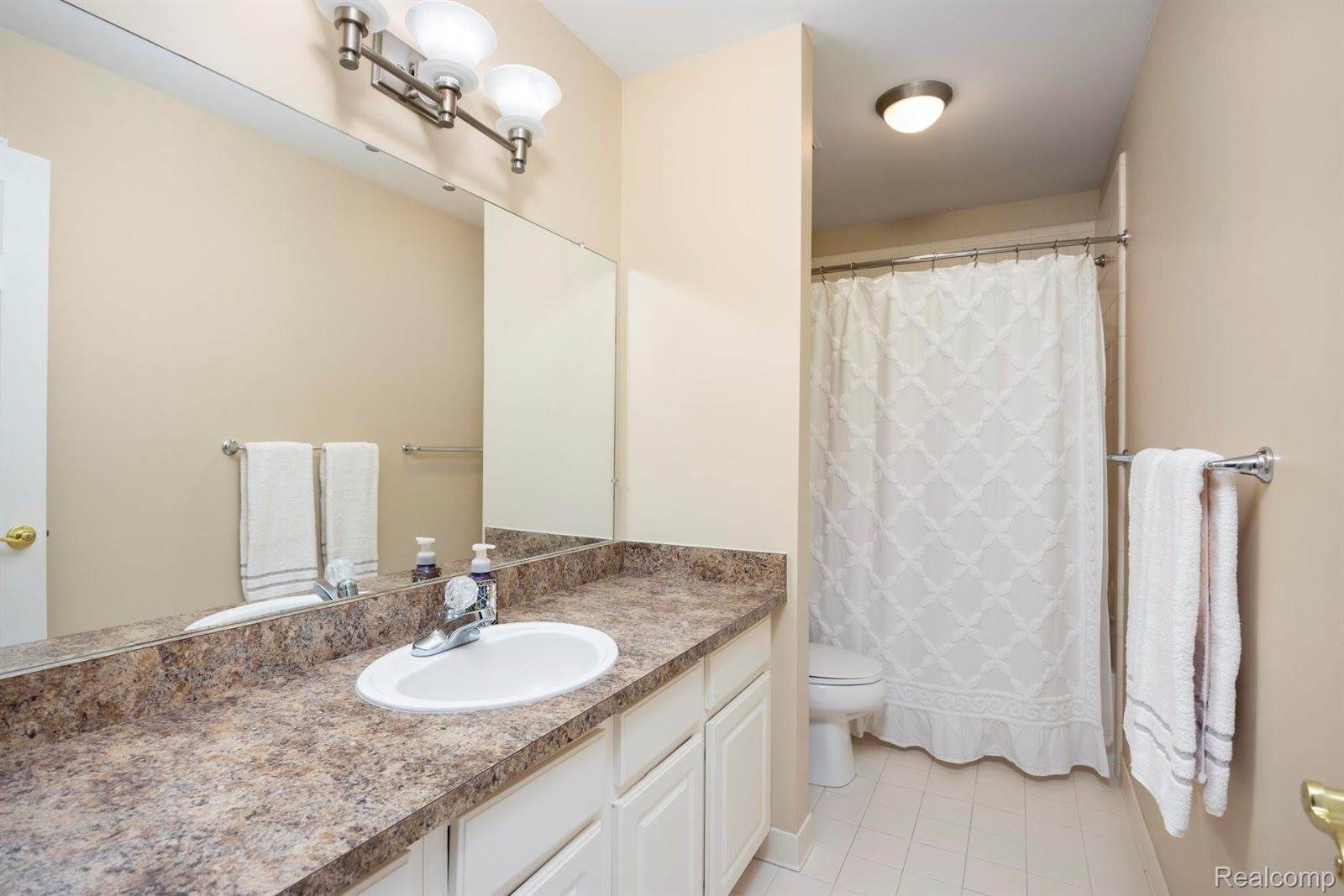 215 Harrington Drive, TroyCity_Oakland, MI 48098