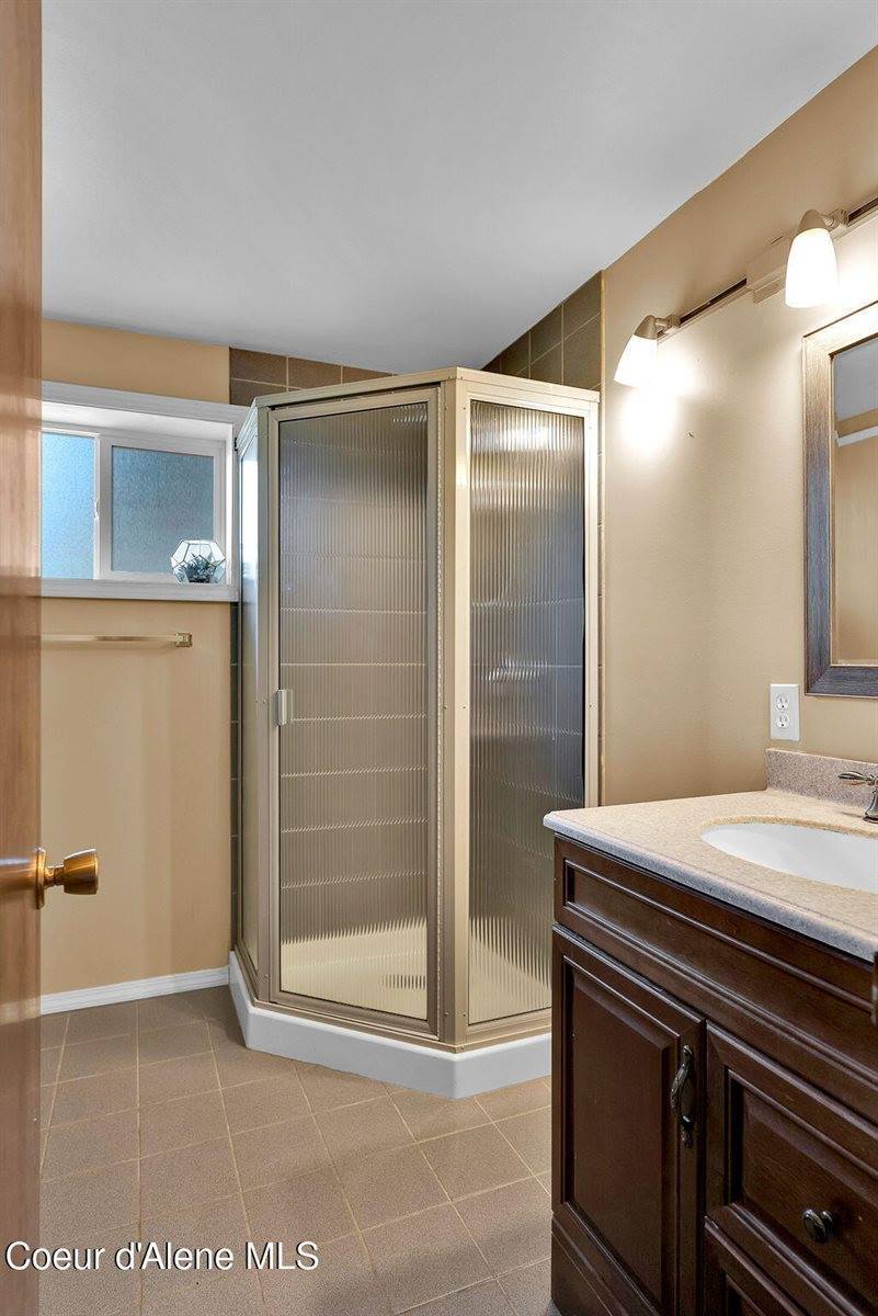 2114 Roosevelt Road, Moyie Springs, ID 83845