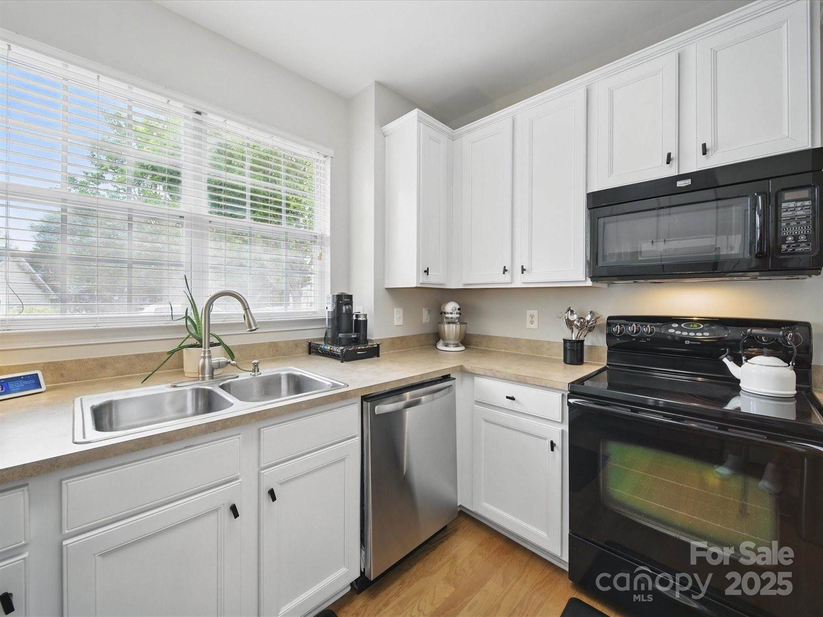 1061 Woodglen Lane, Matthews, NC 28104