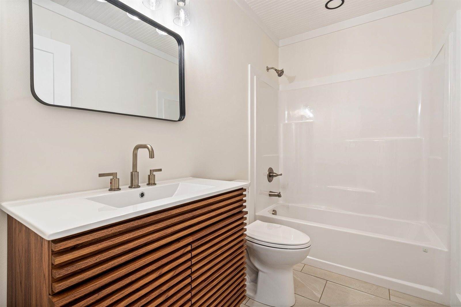 734 Main Road, Charleston, ME 04422