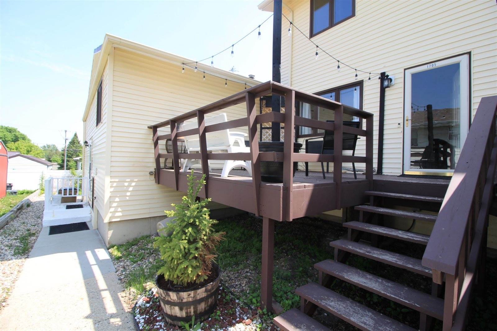 1705 1st St SW, Minot, ND 58701