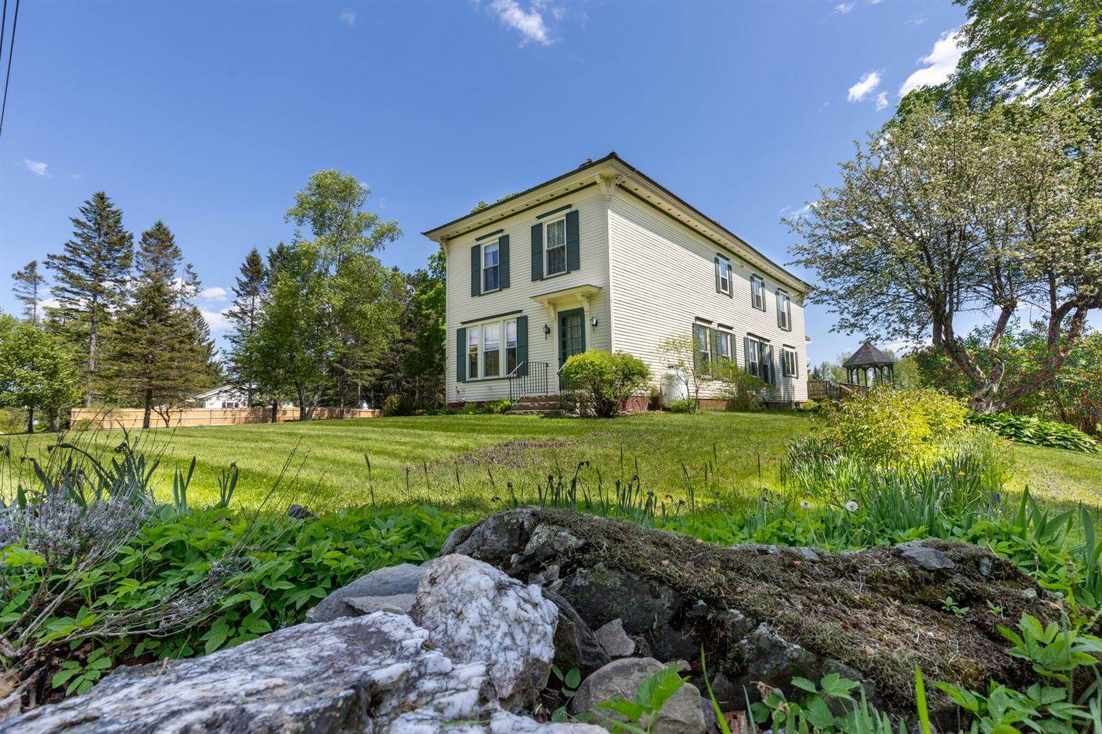 34 Mcphetres Road, Sangerville, ME 04479