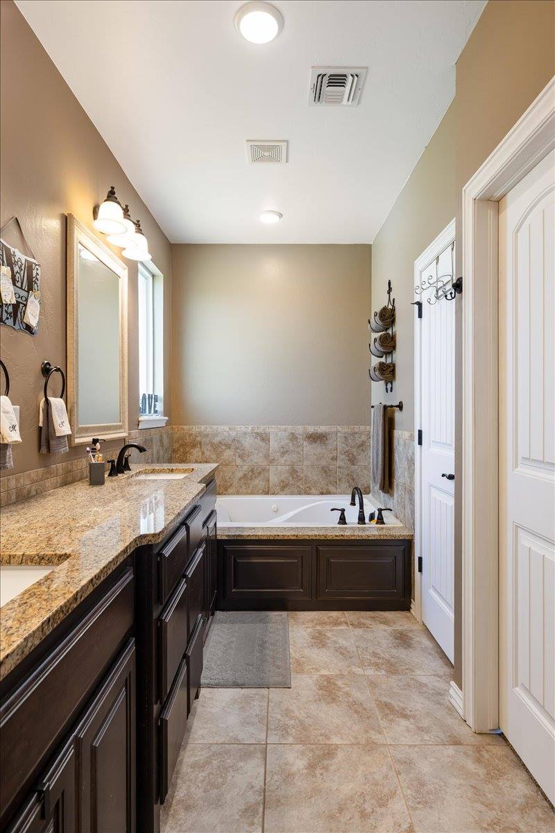 141 SW Elk Creek Loop, Cache, OK 73527