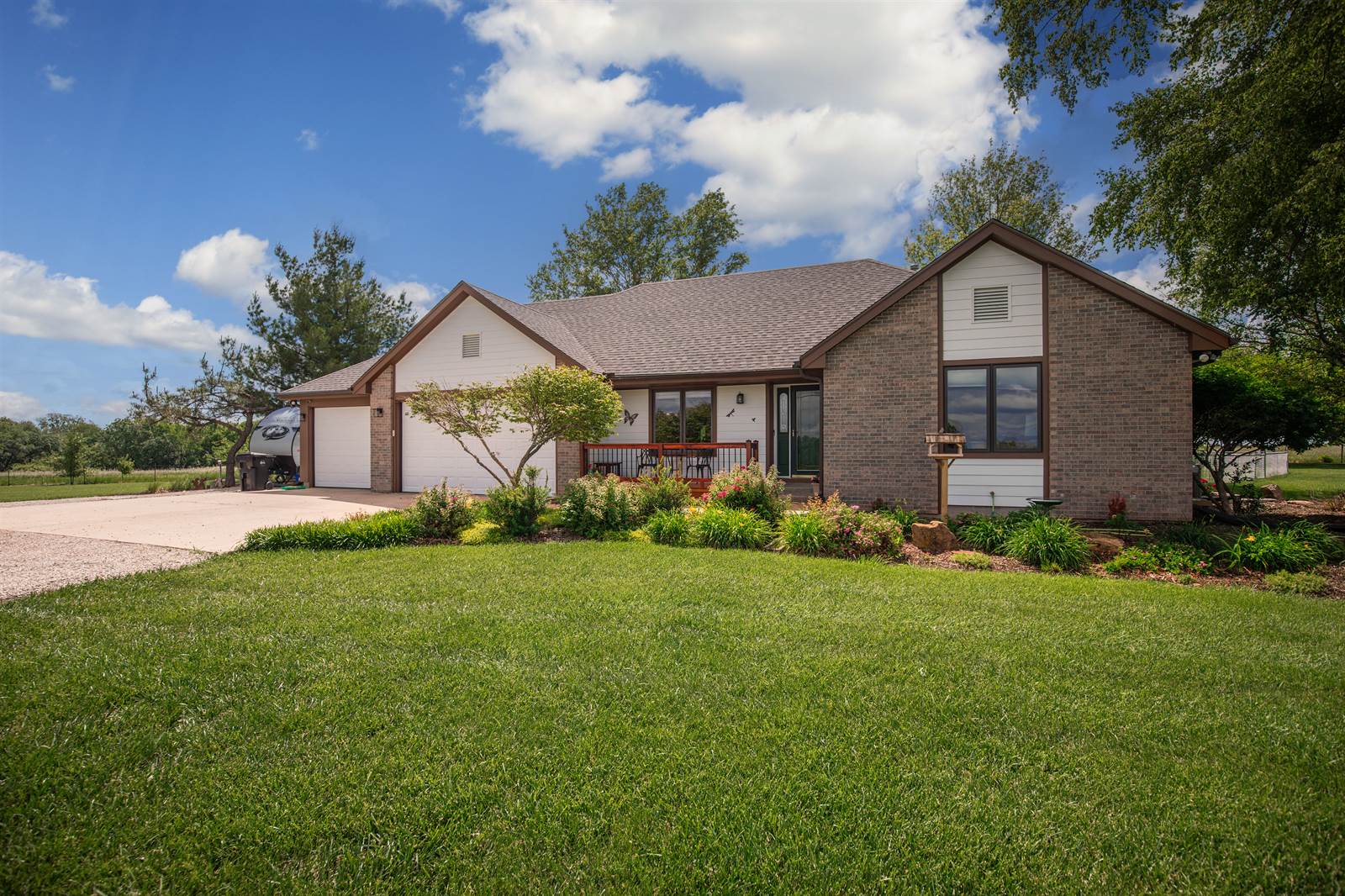 6045 SE 61st St, Tecumseh, KS 66542