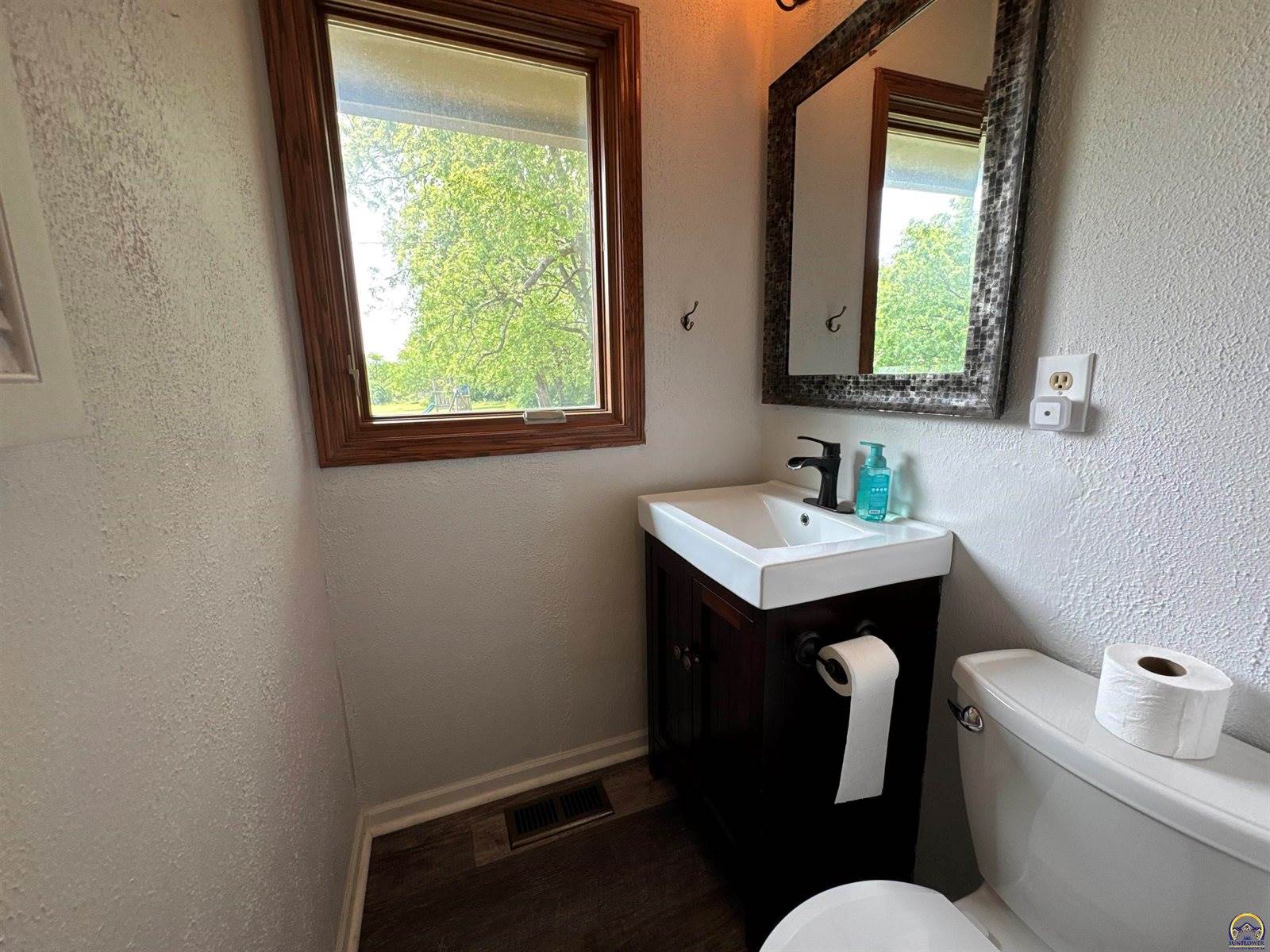 6301 SE Croco RD, Berryton, KS 66409