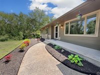 6301 SE Croco RD, Berryton, KS 66409