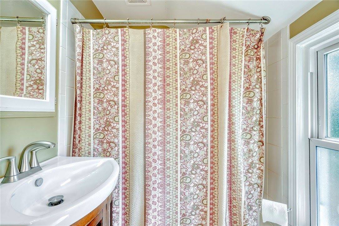 910 Roosevelt Road, East Rochester, NY 14445