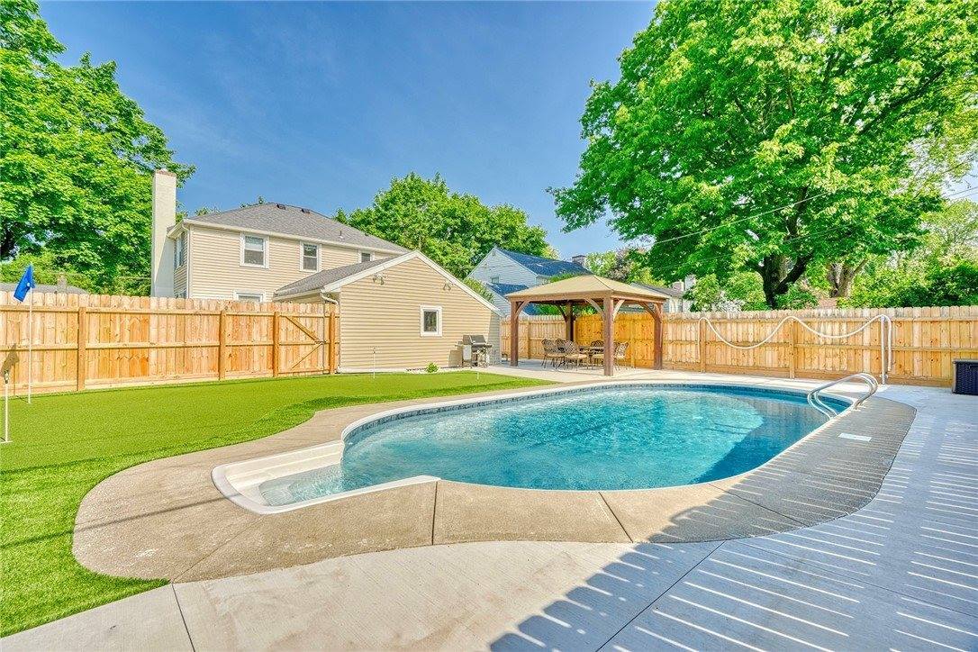 910 Roosevelt Road, East Rochester, NY 14445