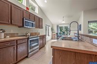 910 Oakmont Lp, Albany, OR 97322