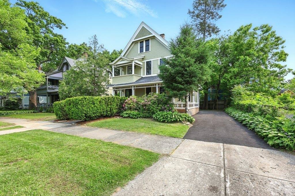 163 Thompson St, Springfield, MA 01109