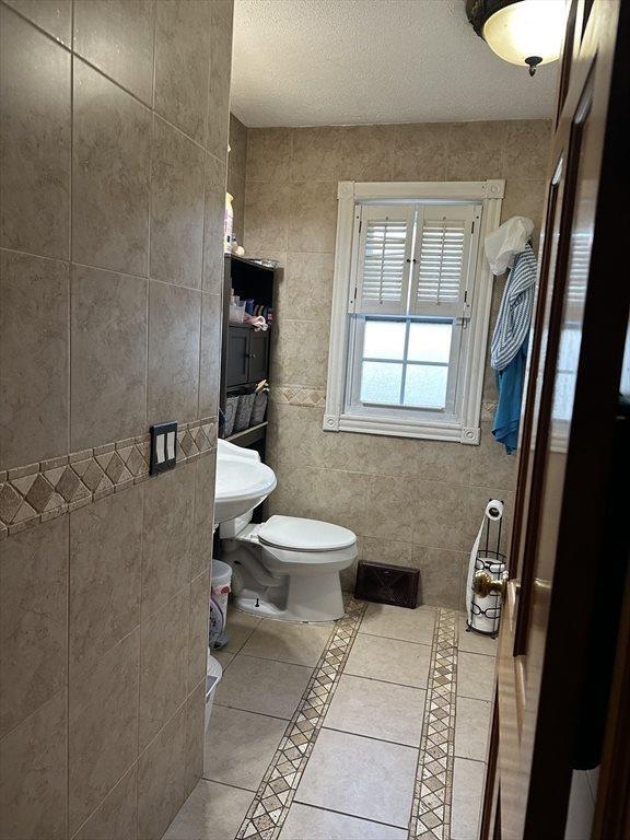 53 Canton St, Springfield, MA 01104