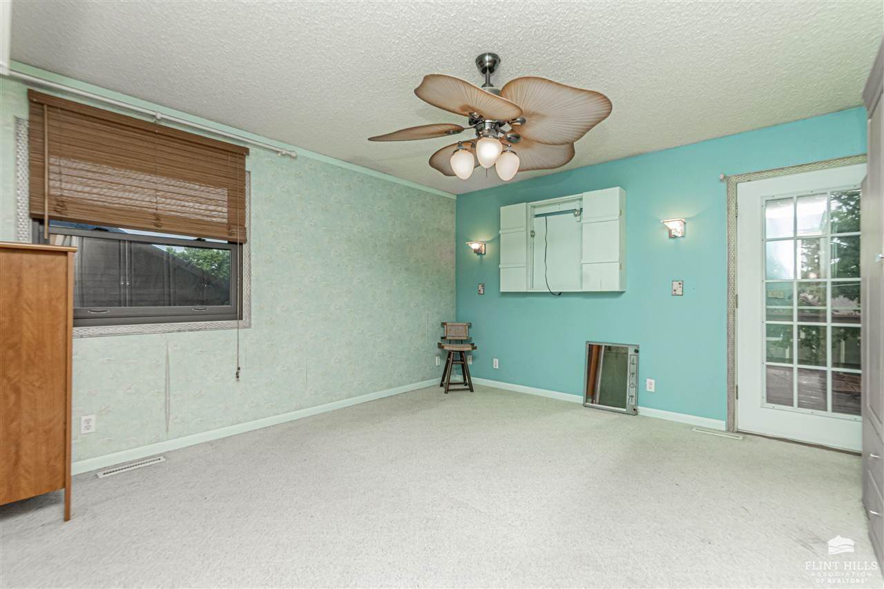 1912 Winona Circle, Junction City, KS 66441