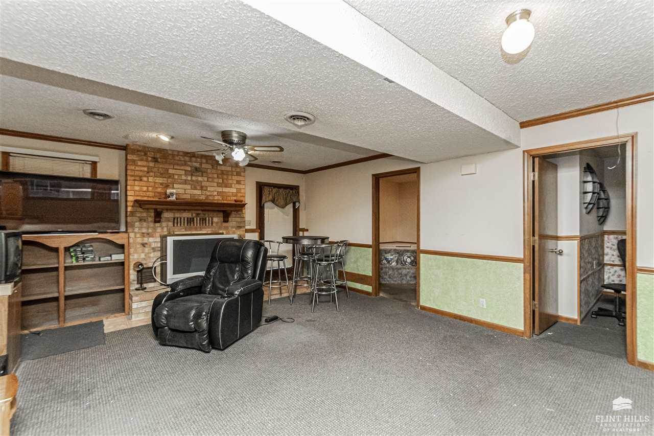 1912 Winona Circle, Junction City, KS 66441