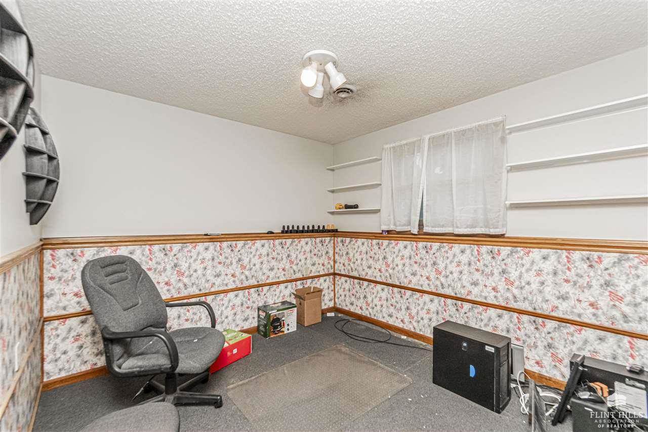 1912 Winona Circle, Junction City, KS 66441