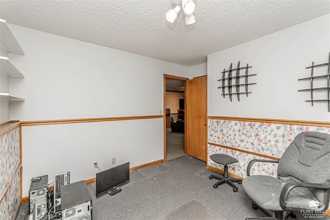 1912 Winona Circle, Junction City, KS 66441