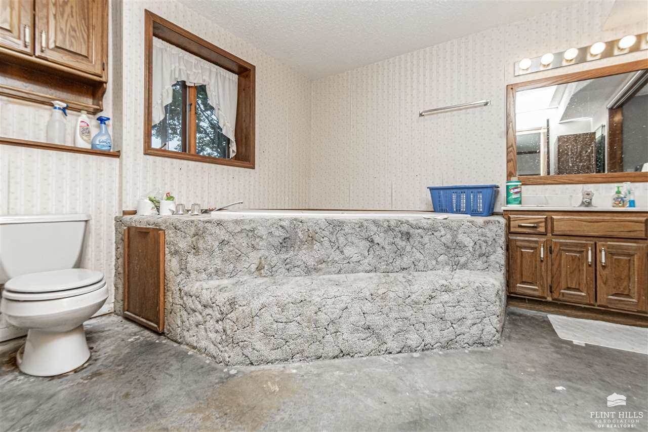 1912 Winona Circle, Junction City, KS 66441