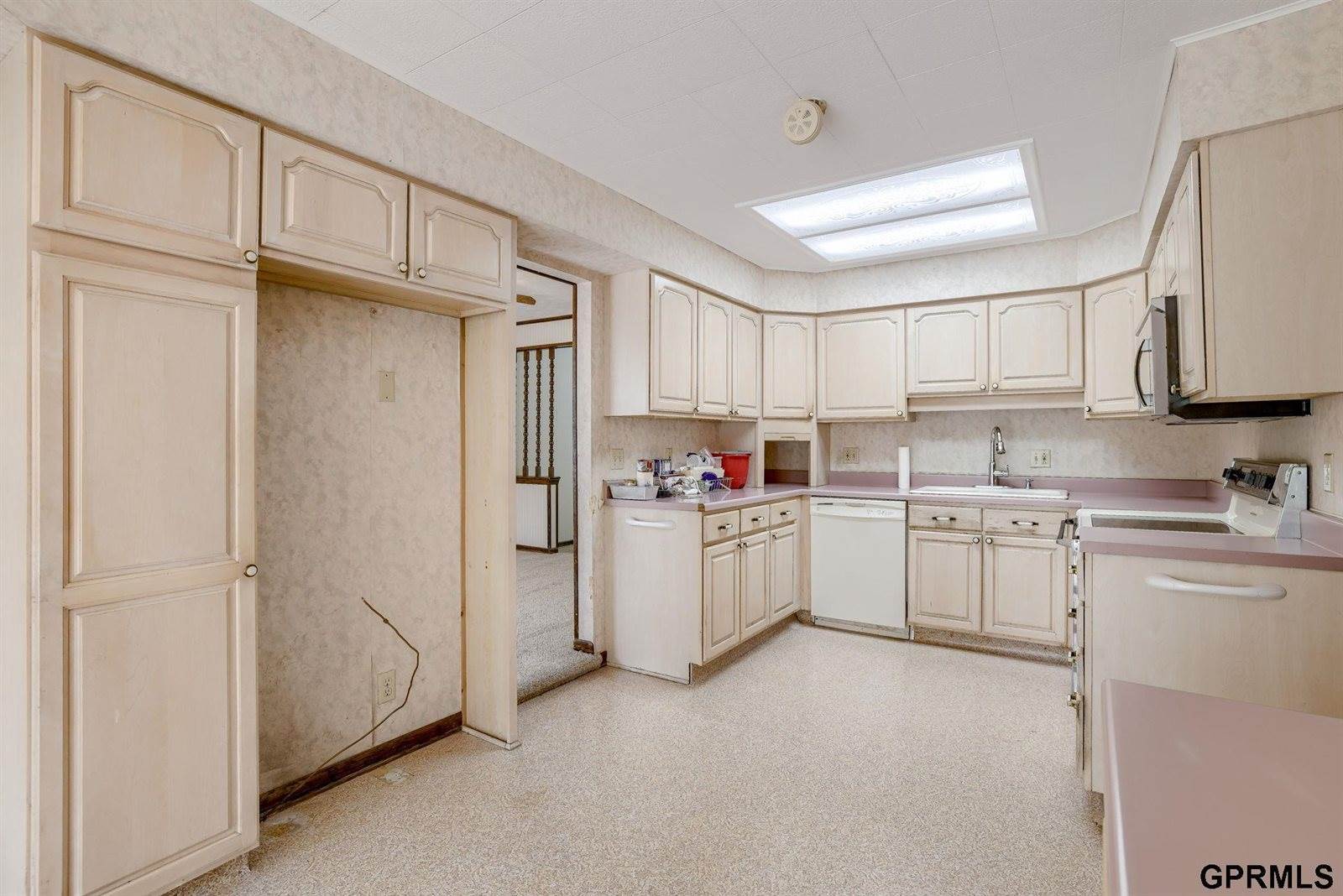 5617 South 93rd Street, Omaha, NE 68127