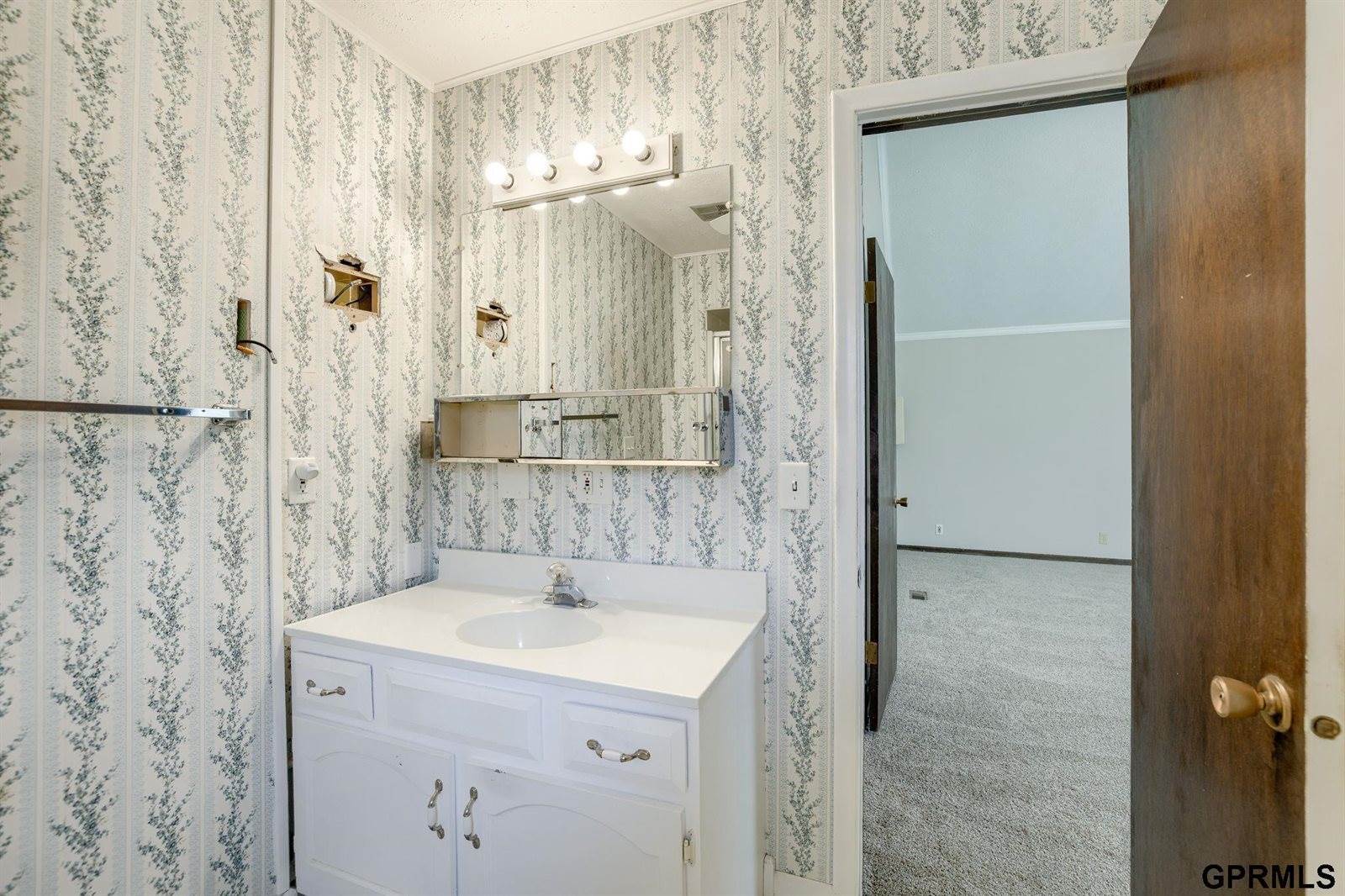 5617 South 93rd Street, Omaha, NE 68127