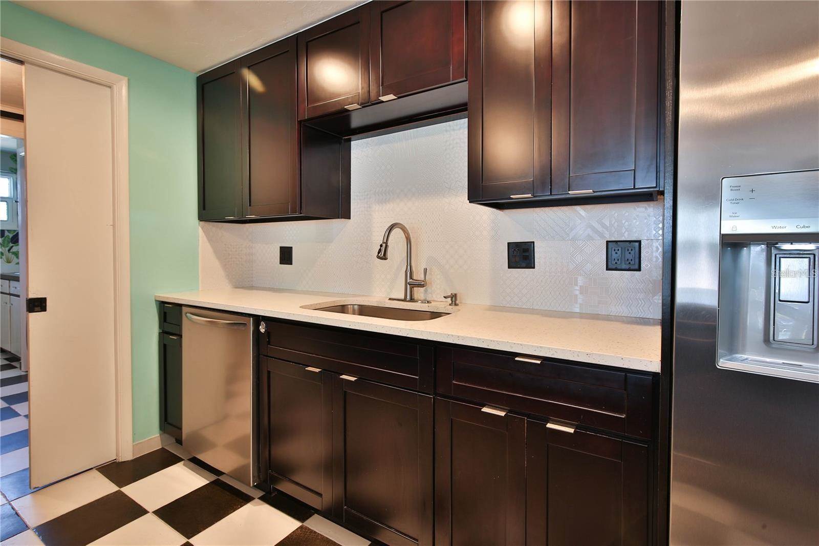 7355 Cass Circle, Sarasota, FL 34231