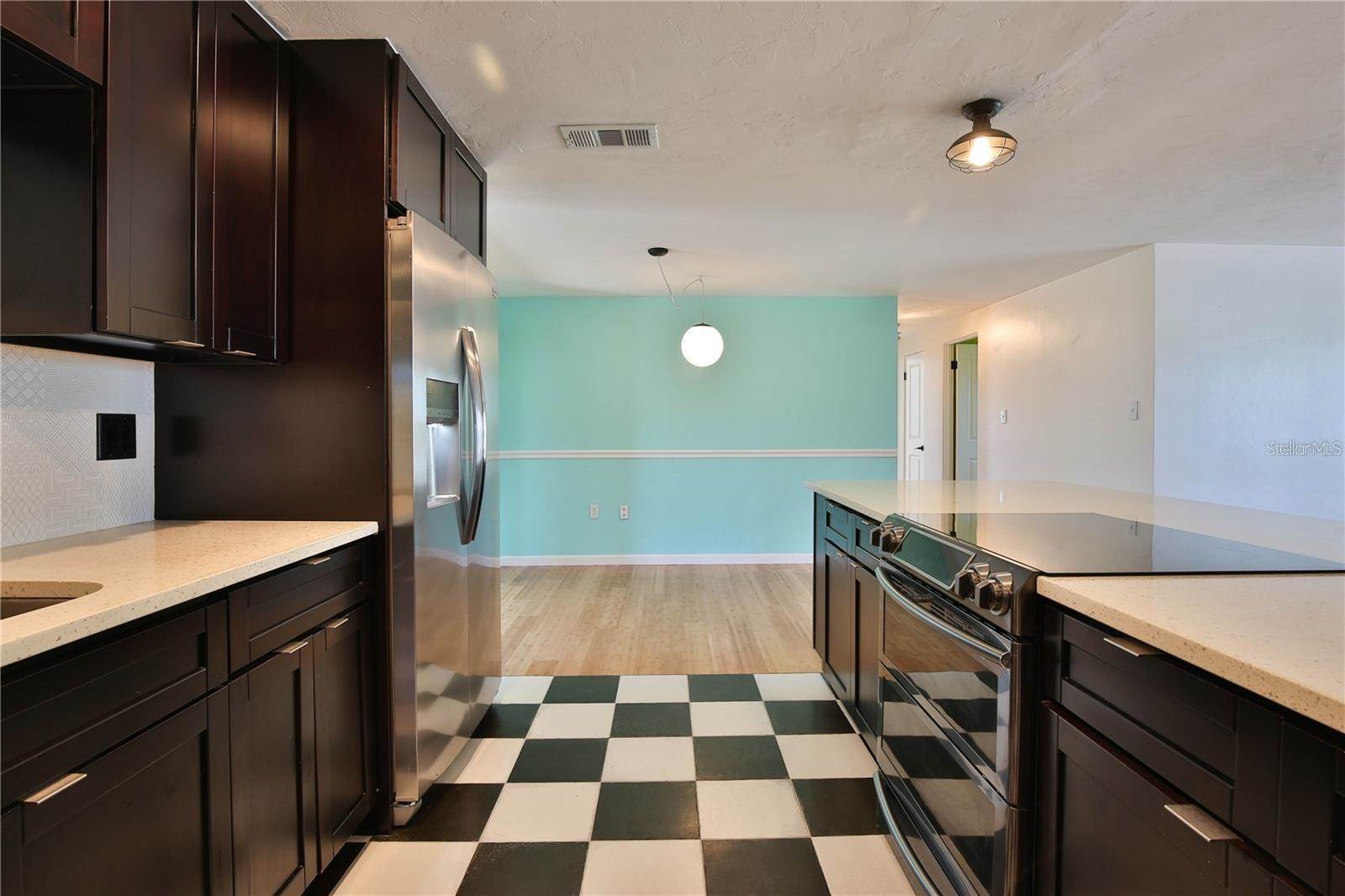 7355 Cass Circle, Sarasota, FL 34231