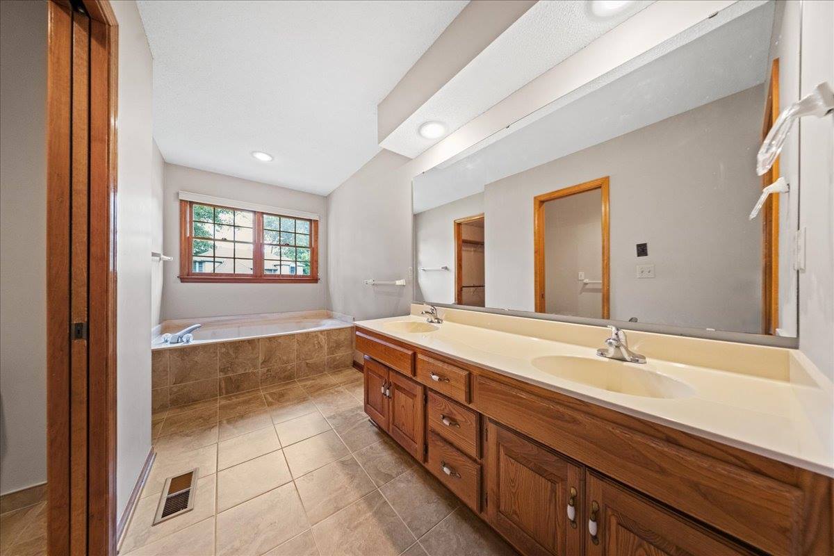 9509 W 116th Terrace, Overland Park, KS 66210