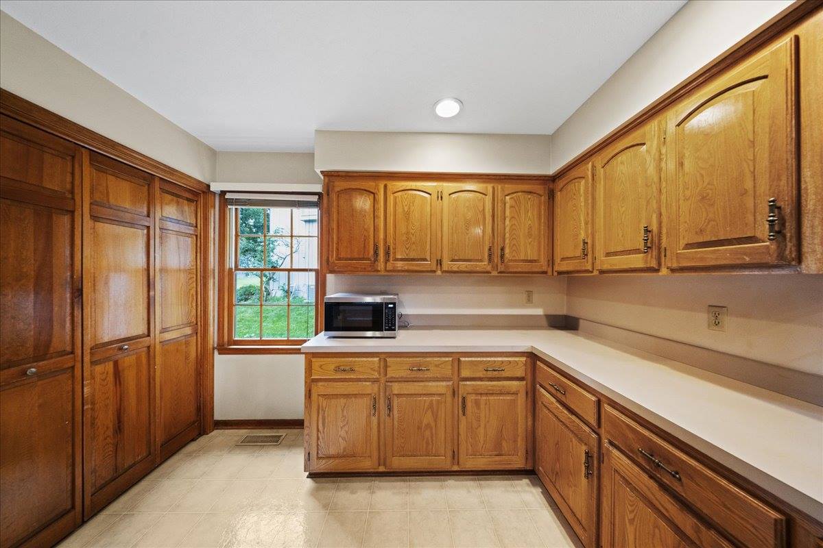 9509 W 116th Terrace, Overland Park, KS 66210