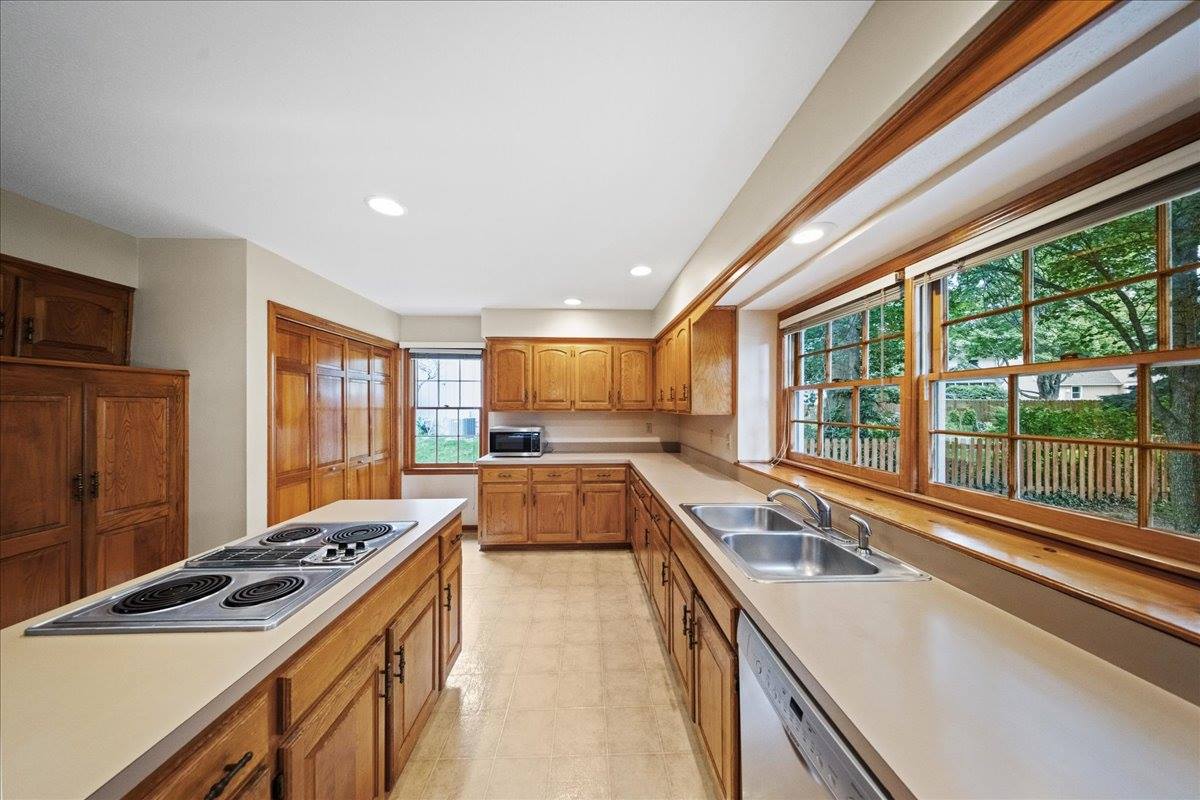 9509 W 116th Terrace, Overland Park, KS 66210