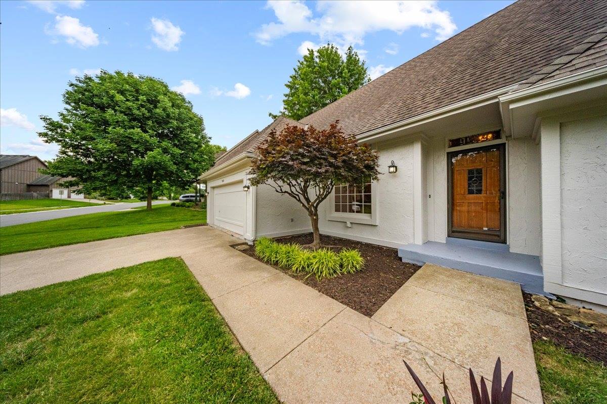 9509 W 116th Terrace, Overland Park, KS 66210