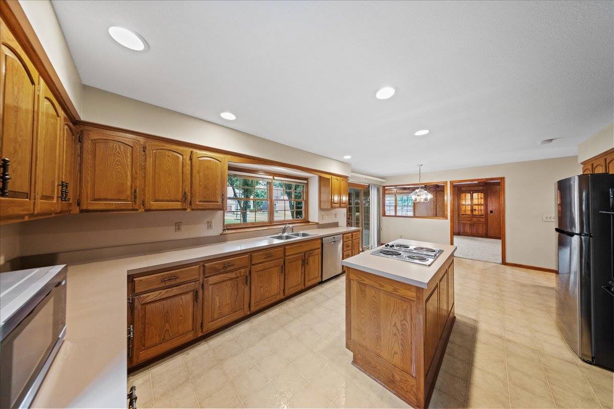 9509 W 116th Terrace, Overland Park, KS 66210