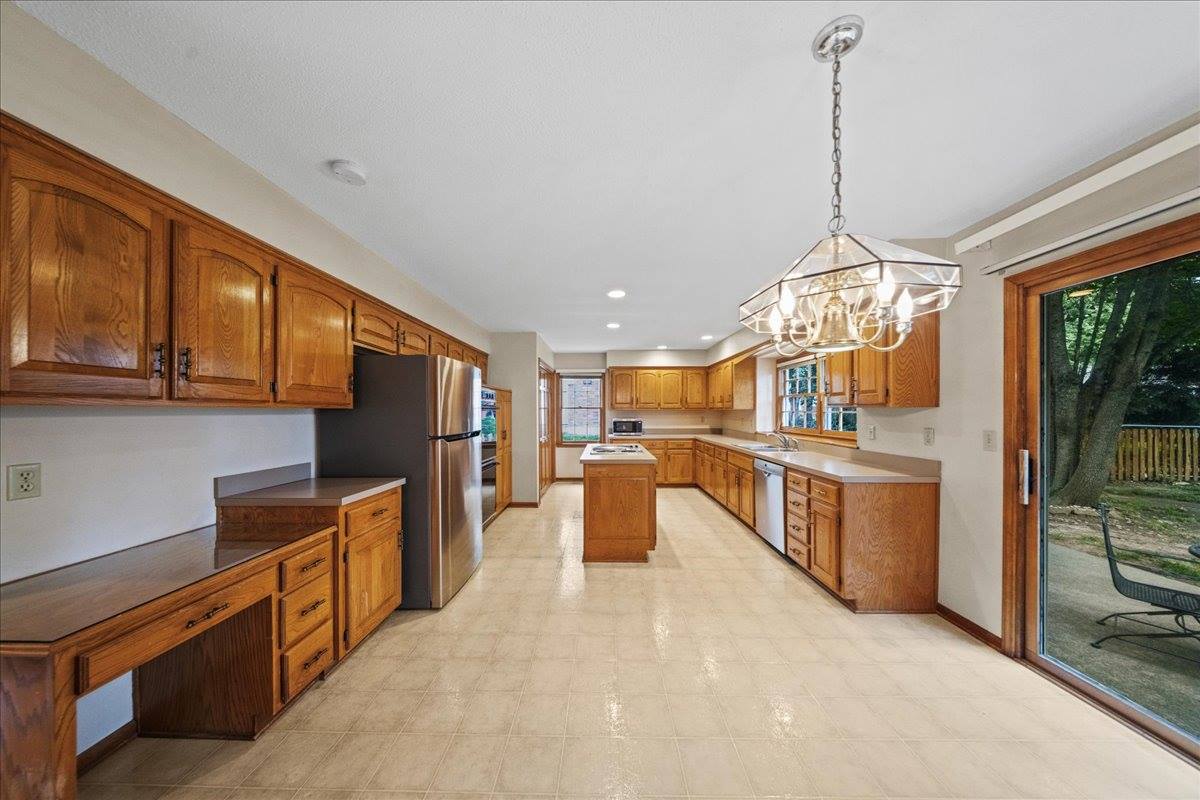 9509 W 116th Terrace, Overland Park, KS 66210