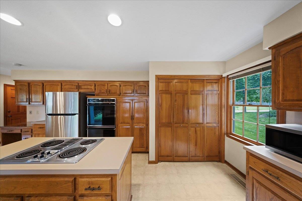 9509 W 116th Terrace, Overland Park, KS 66210