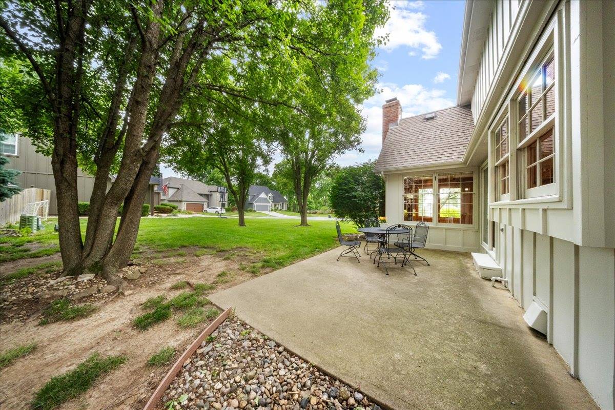 9509 W 116th Terrace, Overland Park, KS 66210