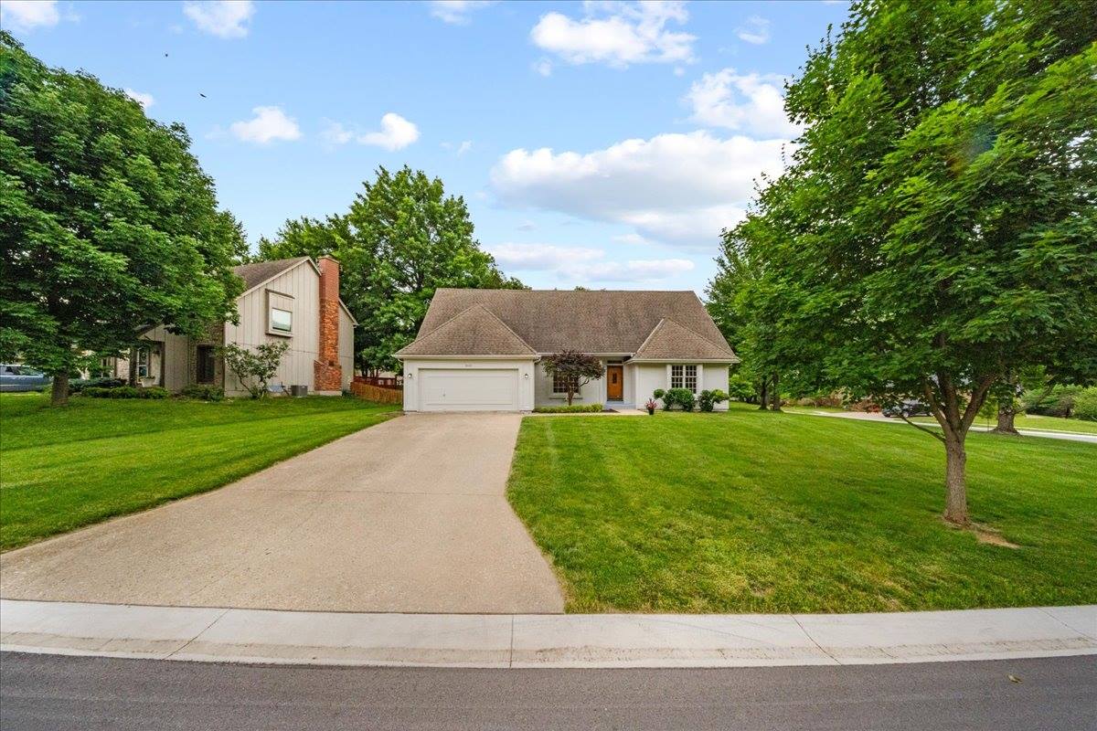 9509 W 116th Terrace, Overland Park, KS 66210
