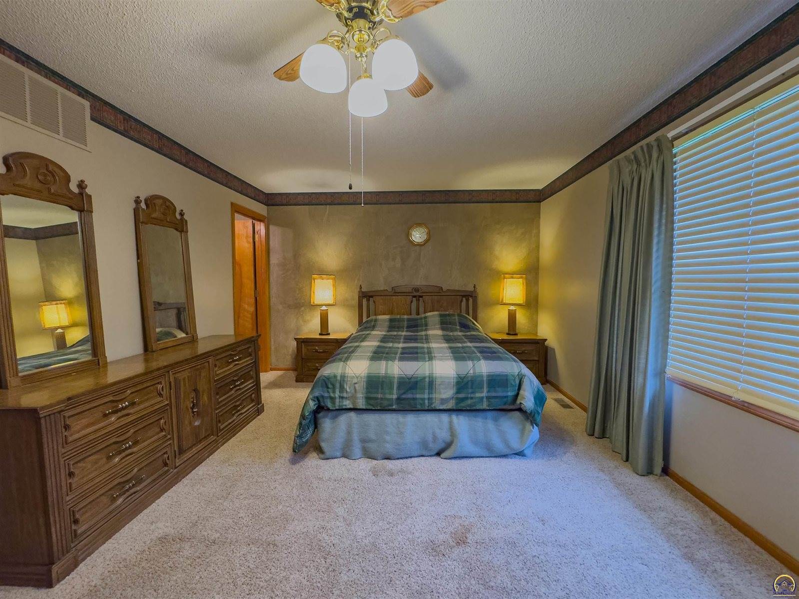 232 NE 60th St, Topeka, KS 66617