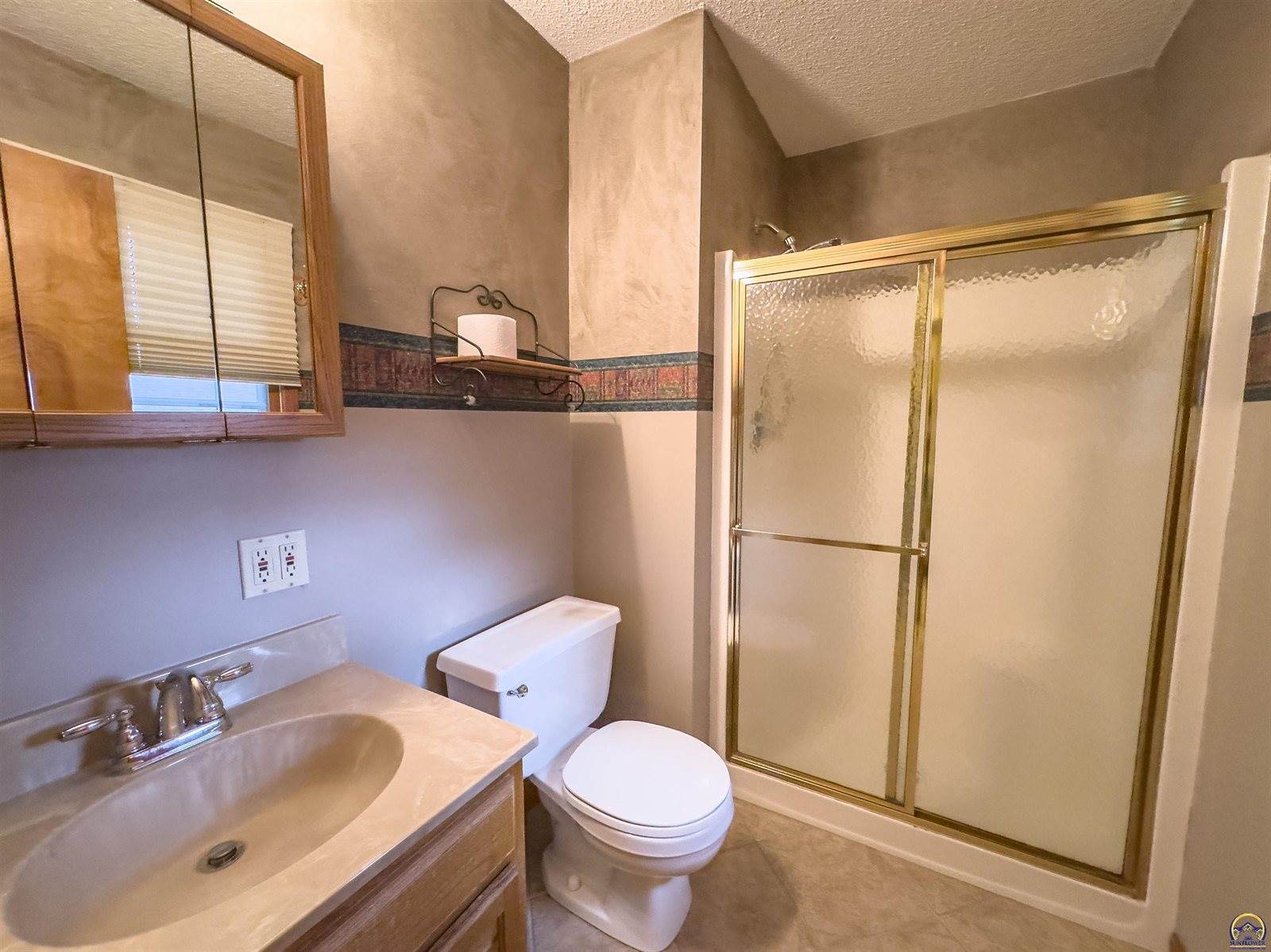 232 NE 60th St, Topeka, KS 66617