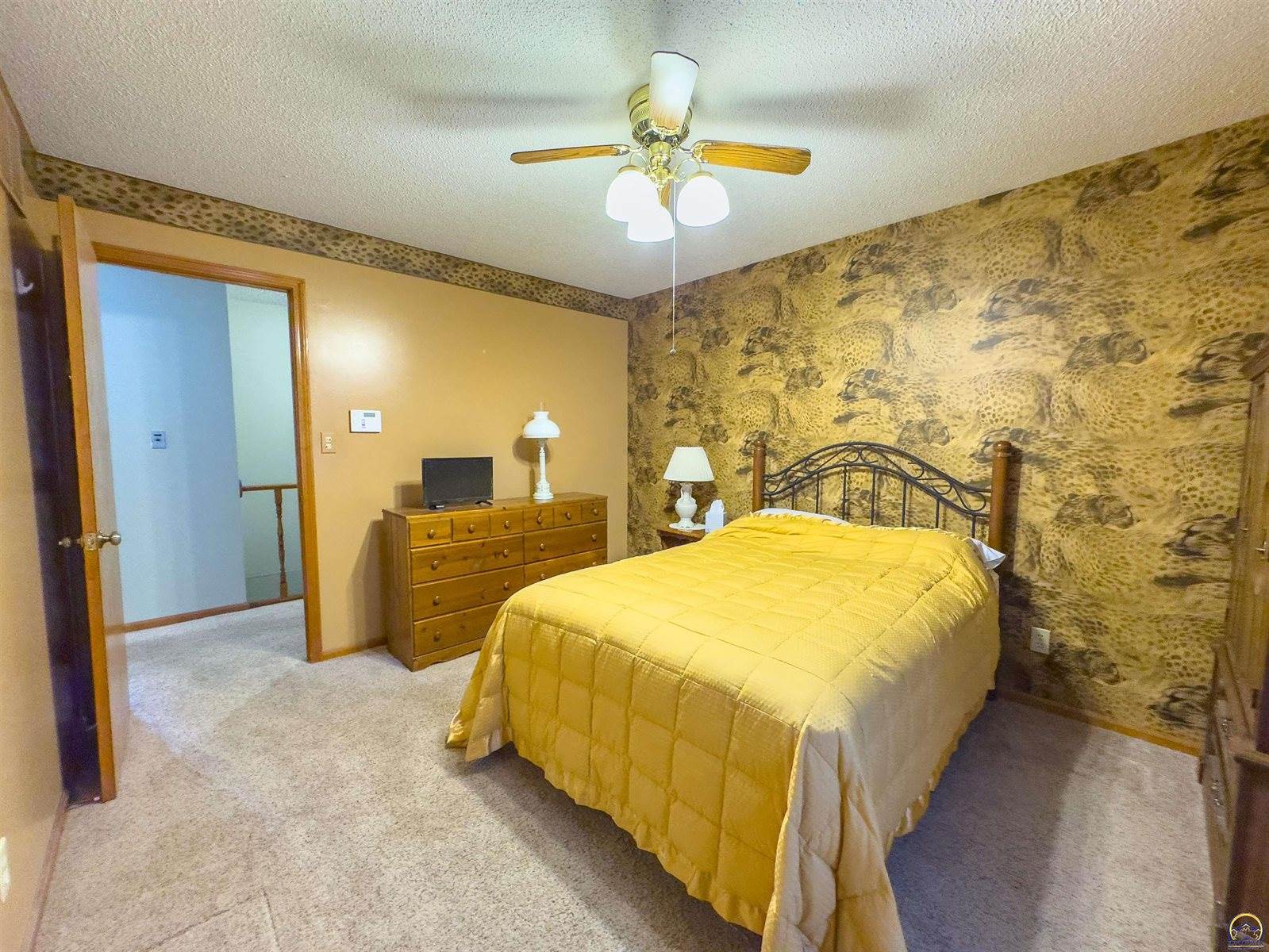 232 NE 60th St, Topeka, KS 66617