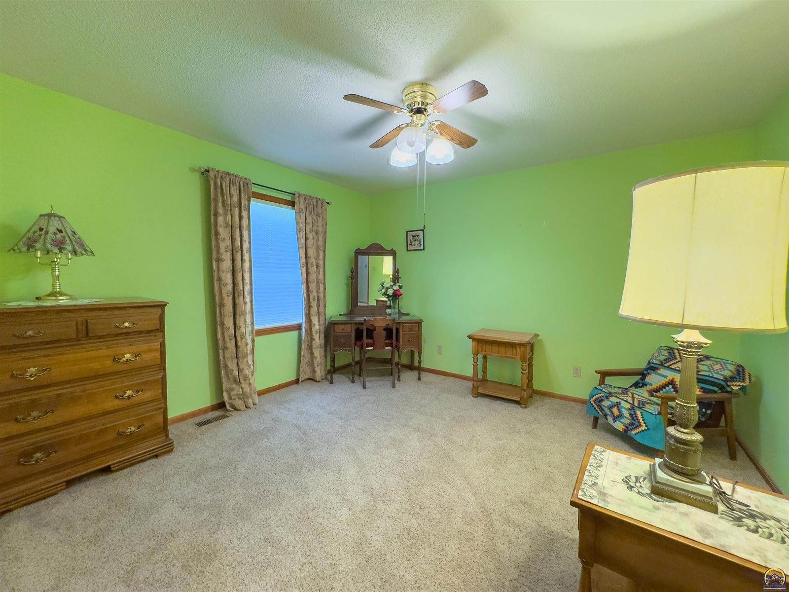 232 NE 60th St, Topeka, KS 66617