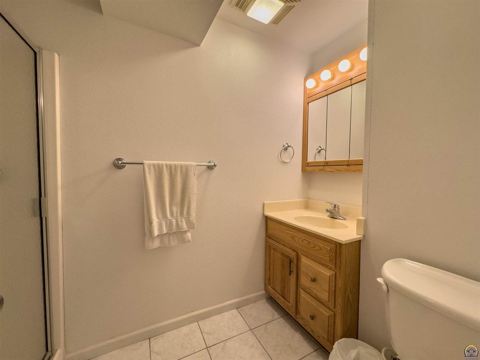 232 NE 60th St, Topeka, KS 66617