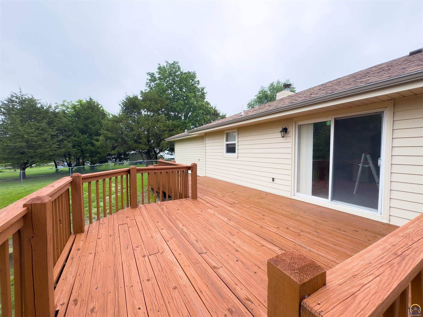 232 NE 60th St, Topeka, KS 66617