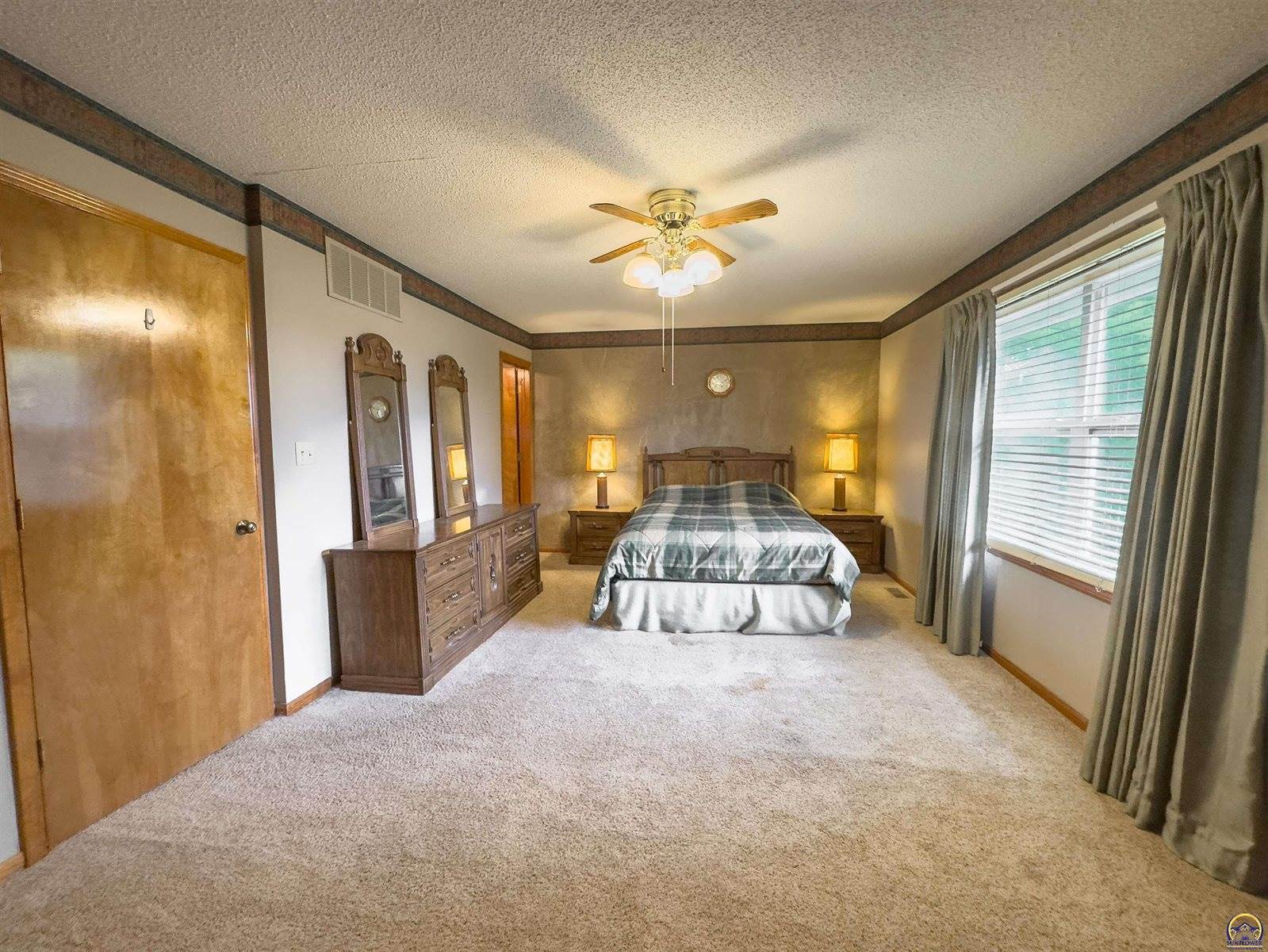 232 NE 60th St, Topeka, KS 66617