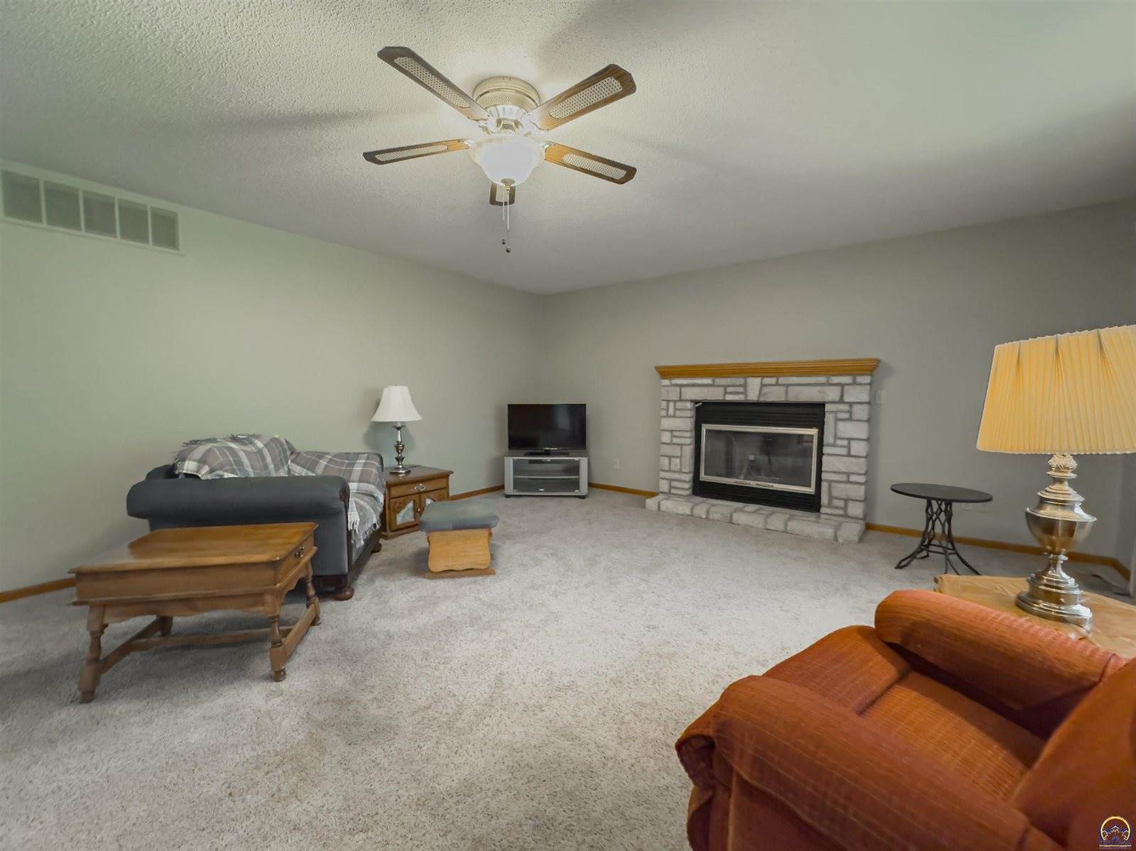 232 NE 60th St, Topeka, KS 66617