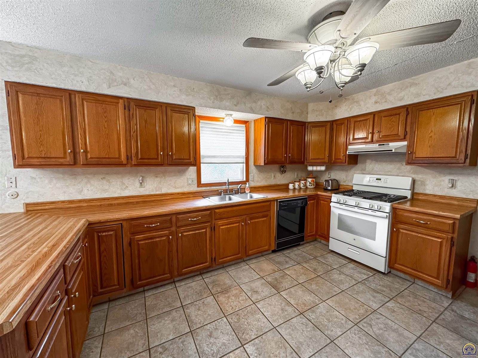 232 NE 60th St, Topeka, KS 66617