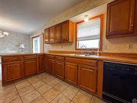 232 NE 60th St, Topeka, KS 66617